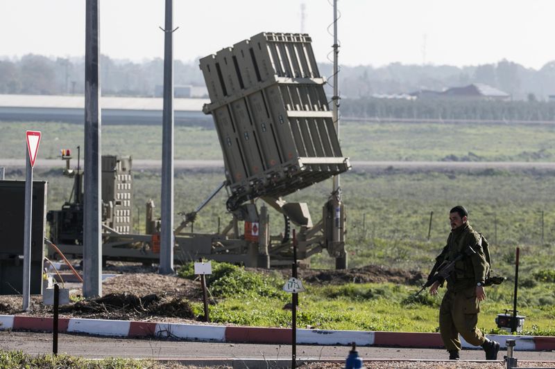 © Reuters. الجيش الاسرائيلي يبحث عن انفاق لحزب الله قرب حدود لبنان