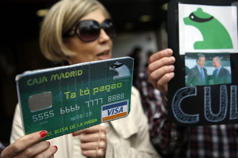 © Reuters. La Audiencia Nacional imputa a los 78 titulares de las tarjetas de Caja Madrid