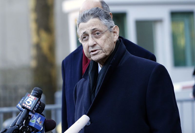 © Reuters. New York Assembly Speaker Sheldon Silver speaks at microphones as he leaves the federal court in New York
