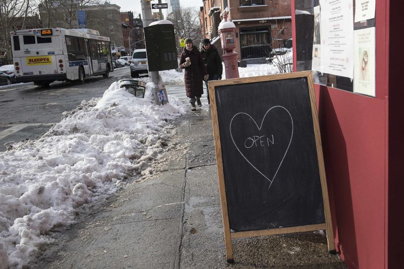 © Reuters. Restaurante com placa de aberto em calçada de New York