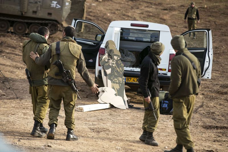 © Reuters. اسرائيل تنفي أسر أي جندي من جنودها في هجوم حزب الله