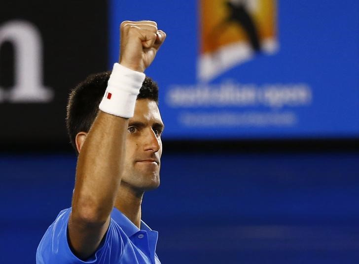 © Reuters. Novak Djokovic, da Sérvia, comemora vitória sobre Milos Raonic, do Canadá, em Melbourne