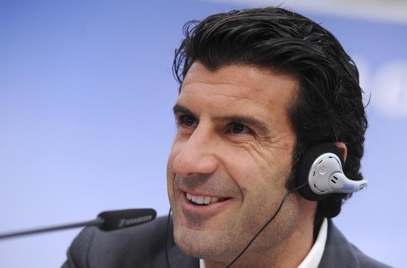 © Reuters. Figo se une a la carrera por la presidencia de la FIFA