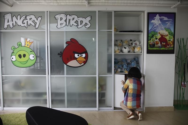 © Reuters. Employee works inside an office of Rovio, the company which created the video game Angry Birds, in Shanghai