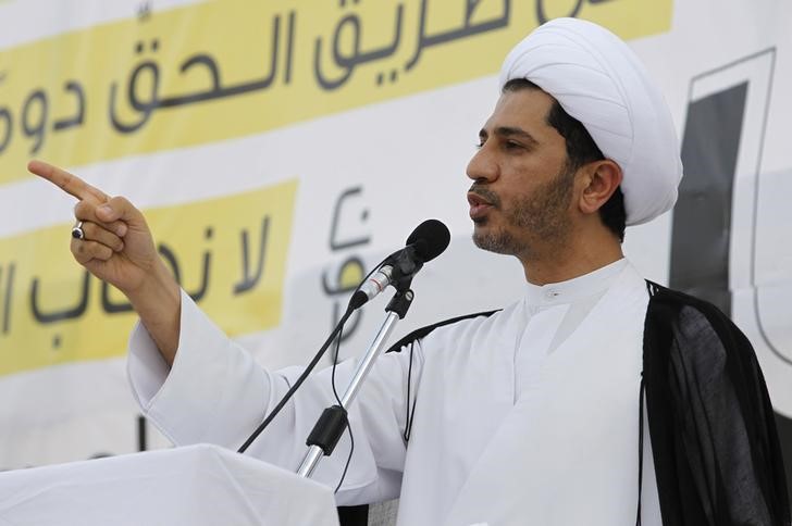 © Reuters. General Secretary of Bahrain's opposition party Al Wefaq Sheikh Ali Salman speaks during anti-government sit-in organized in Sitra