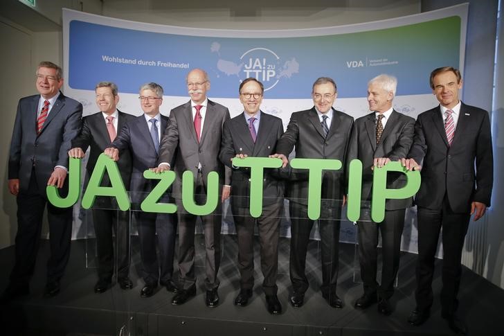 © Reuters. German automotive industry heads pose for the media during a news conference to promote the Transatlantic Trade and Investment Partnership (TTIP) in Berlin