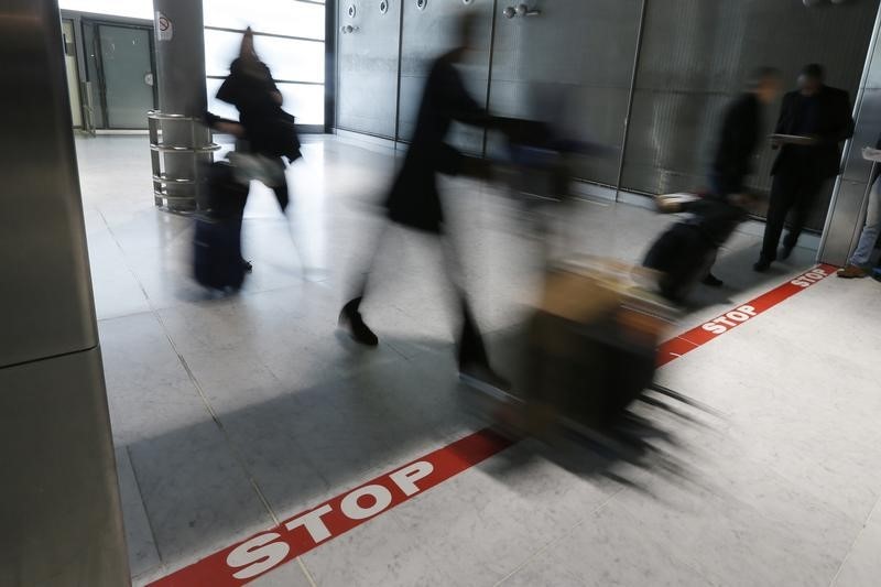 © Reuters. La UE valora nuevas leyes de datos de pasajeros tras los ataques de París