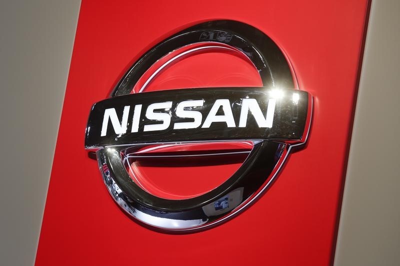 © Reuters. A Nissan logo is seen on media day at the Paris Mondial de l'Automobile