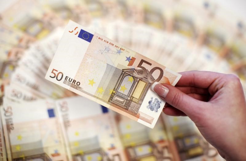 © Reuters. An employee shows fifty-euro notes in a bank in Sarajevo