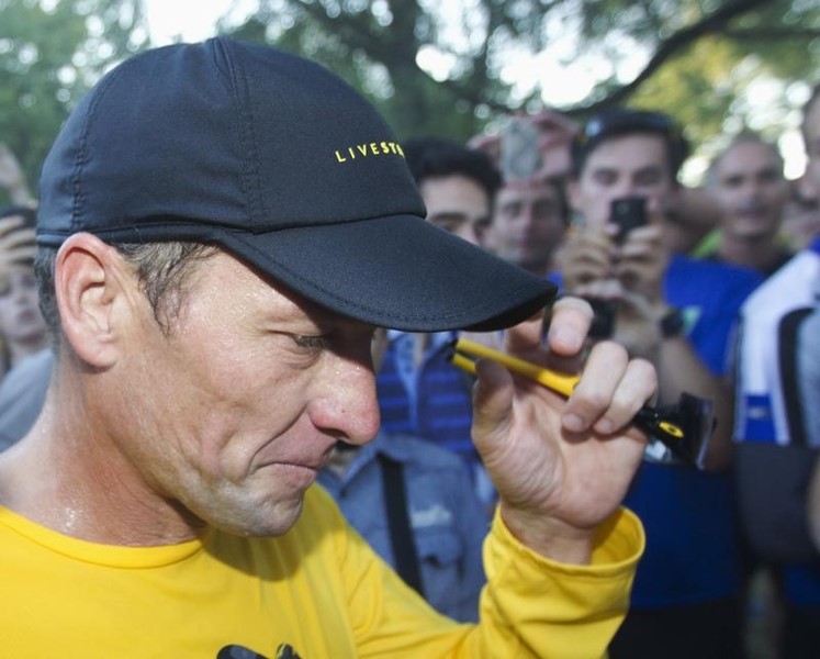 © Reuters. El expresidente la UCI dice que Armstrong sufrió una "caza de Brujas"