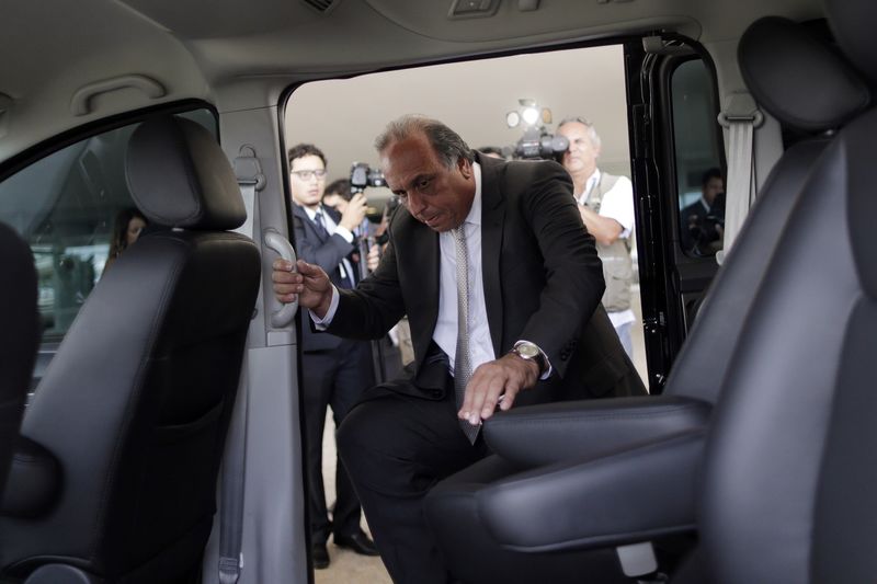 © Reuters. Governador do Rio de Janeiro, Luiz Fernando Pezão, na saída do Palácio do Planalto após encontro com presidente Dilma Rousseff