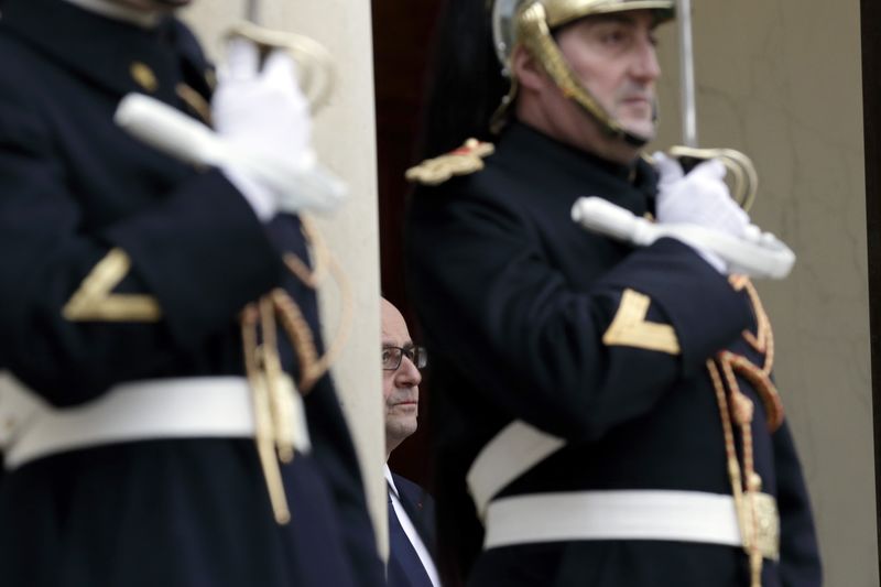 © Reuters. French President Hollande waits for guests at the Elysee Palace in Paris
