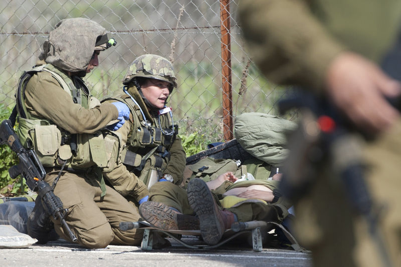 © Reuters. Soldado israelense fica ferido perto de fronteira com o Líbano