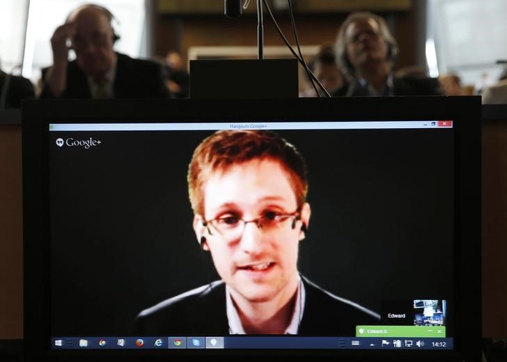 © Reuters. Edward Snowden visto em tela durante videoconferência com memntos do Conselho Europeu, em Bruxelas