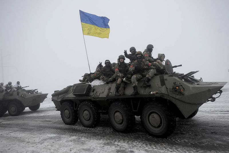 © Reuters. Tropas ucranianas durante patrulha no vilarejo Orekhovo