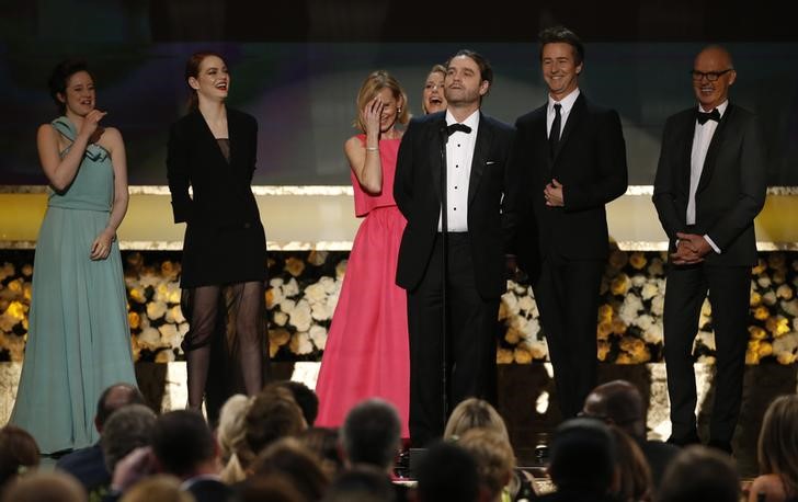 © Reuters. Elenco do filme "Birdman" recebe prêmio de melhor elenco durante cerimônia do Screen Actor's Guild Awards em Los Angeles