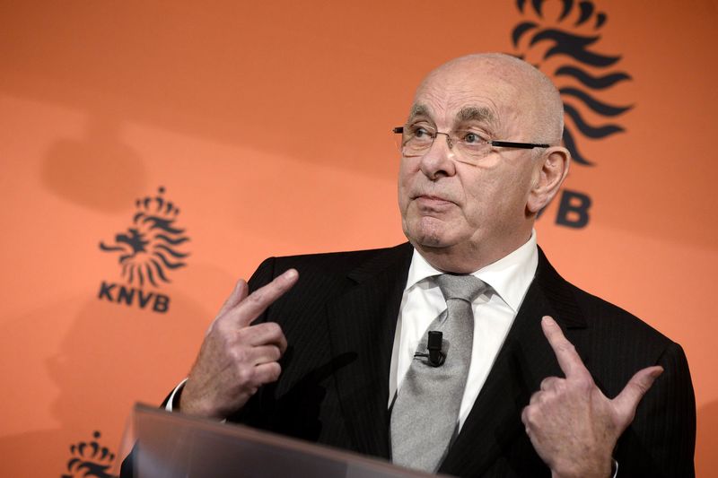 © Reuters. Van Praag, presidente da federação holandesa, concede entrevista