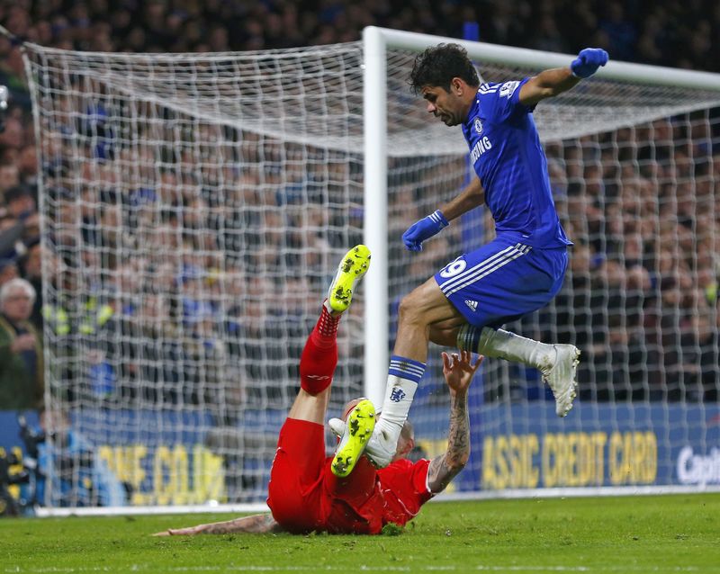 © Reuters. Costa del Chelsea podría ser sancionado con tres partidos tras pisar a un rival