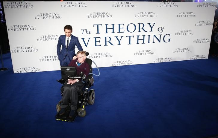 © Reuters. Ator Eddie Redmayne posa ao lado de Stephen Hawking durante estreia do filme "A Teoria de Tudo" em cinema no centro de Londres 