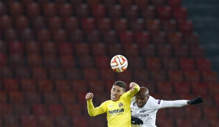 © Reuters. Gabriel Paulista (esquerda) disputa bola com Franck Etoundi, do FC Zurich, durante partida da Liga Europa em Zurique 