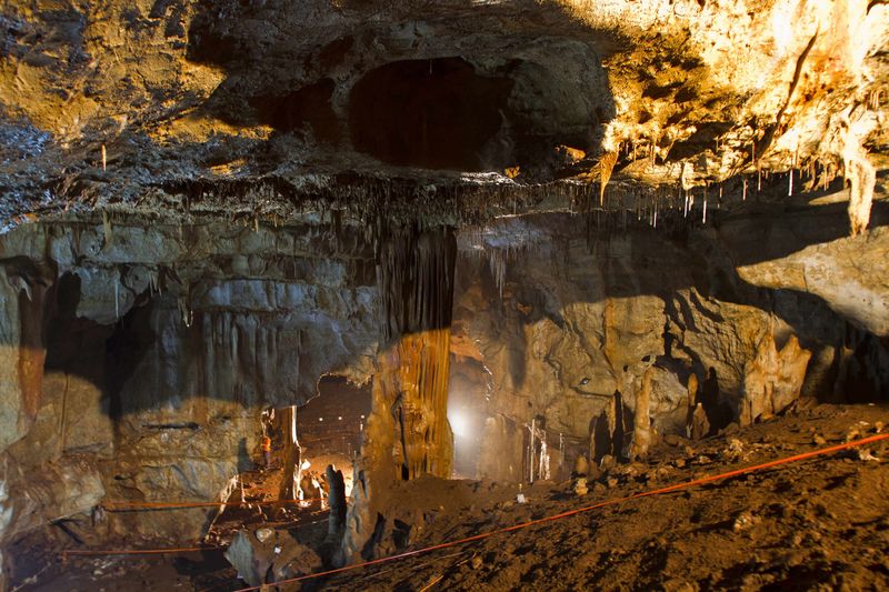 © Reuters. An interior view of Manot Cave in Israel's Western Galilee