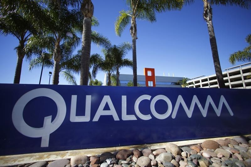 © Reuters.  A Qualcomm sign is pictured in front of one of its many buildings in San Diego, California