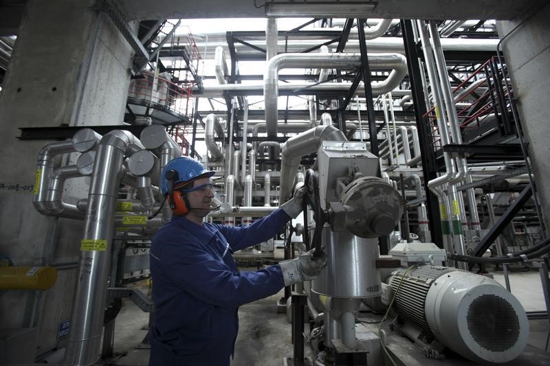 © Reuters. النفط الامريكي يهبط لأدنى مستوى في نحو 6 سنوات بفعل مخزونات قياسية