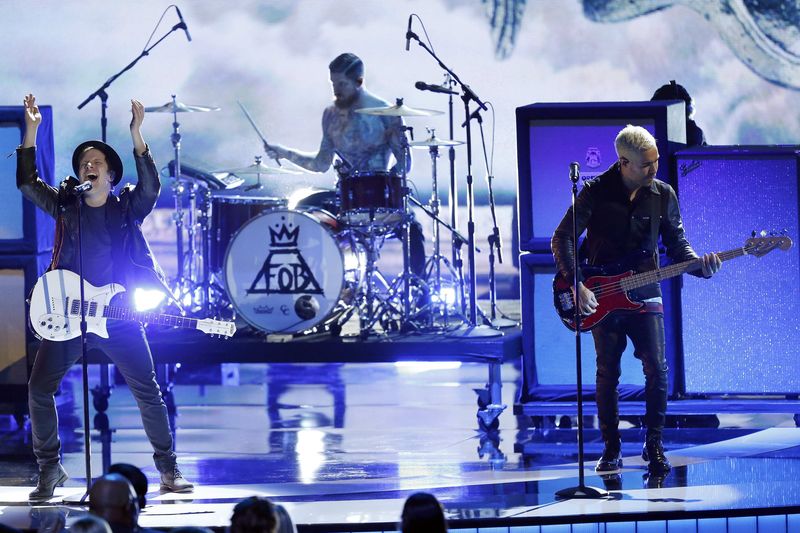 © Reuters. Fall Out Boy performs during the 2015 People's Choice Awards in Los Angeles