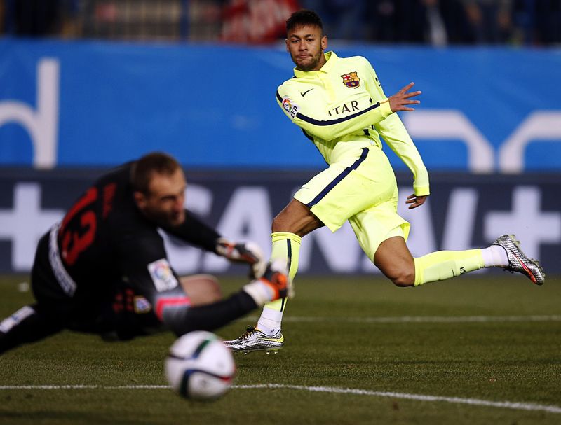 © Reuters. Neymar del Barcelona anota frente al portero del Atlético Madrid, Jan Oblak, durante su partido de vuelta por los cuartos de final de la Copa del Rey en Madrid