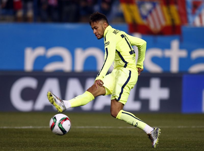 © Reuters. Barcelona's Neymar kicks the ball to score a goal against Atletico Madrid during their Spanish King's Cup quarterfinal second leg soccer match in Madrid