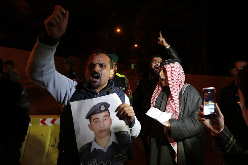 © Reuters. Parente de piloto jordaniano mantido refém pelo Estado Islâmico