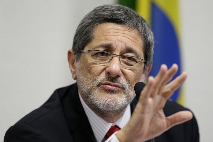 © Reuters. Ex-presidente da Petrobras José Sergio Gabrielli durante depoimento à CPI da Petrobras no Senado em Brasília