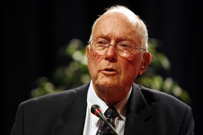 © Reuters. Charles Townes, winner of the Nobel Prize for Physics in 1964, speaks at a forum in Doha