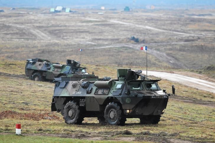 © Reuters. Soldiers in military vehicles take part in NATO's "Steadfast Jazz" military exercise at the military area in Drawsko Pomorskie