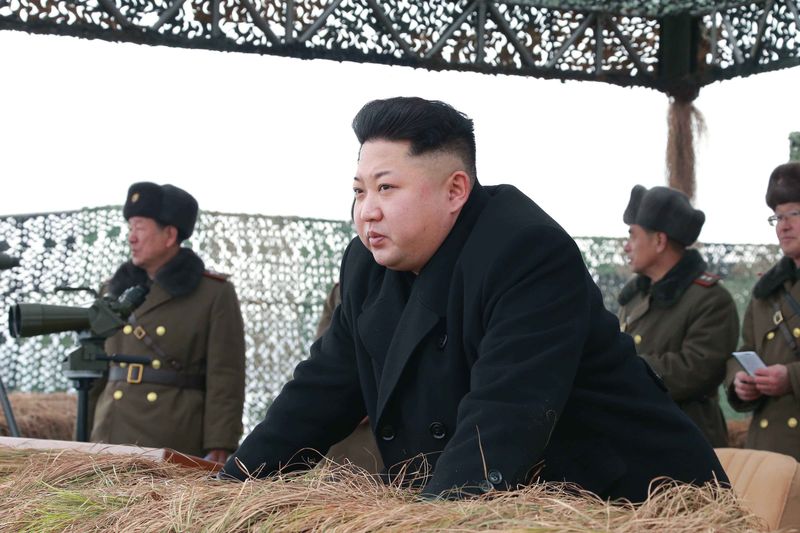 © Reuters. North Korean leader Kim Jong Un gives a field guide during a winter river-crossing attack drill of the armored infantry sub-units of the motorized strike group in the western sector of the front of the KPA