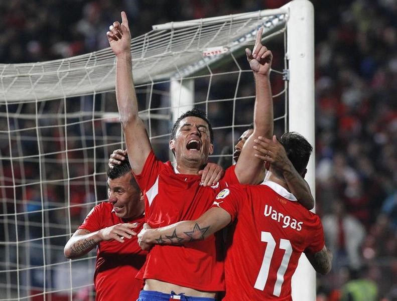 © Reuters. جونزاليس يسجل هدفين ويقود تشيلي لفوز ودي على أمريكا