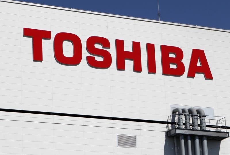 © Reuters. The logo of Toshiba is pictured on its flash memory factory, seen during a media tour in Yokkaichi