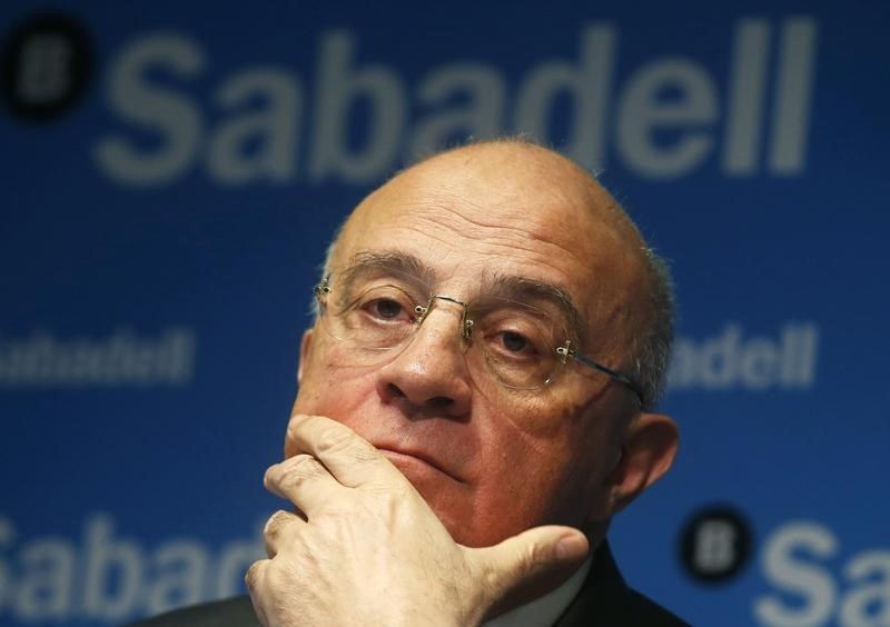 © Reuters. Sabadell aumenta su beneficio un 50% en 2014 con mayores márgenes y plusvalías