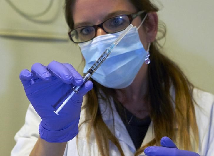 © Reuters. La vacuna del ébola de GSK es segura y provoca respuesta inmune -estudio
