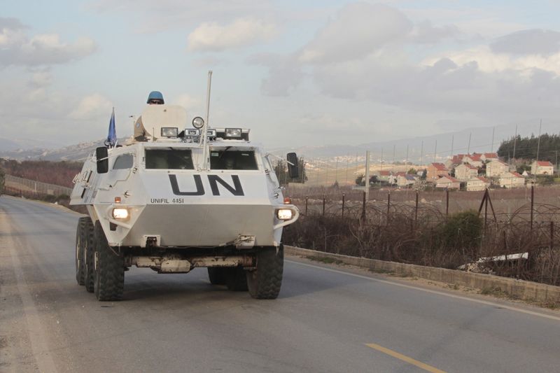 © Reuters. Una pattuglia dell'Unifil a Kfar Kila, nel sud del Libano