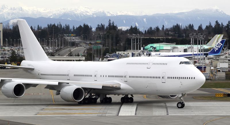 © Reuters. A VIP-configured Boeing 747-8 jetliner rolls out for takeoff from Paine Field in Everett, Washington