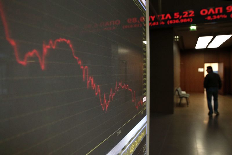 © Reuters. Un monitor con l'andamento della borsa di Atene