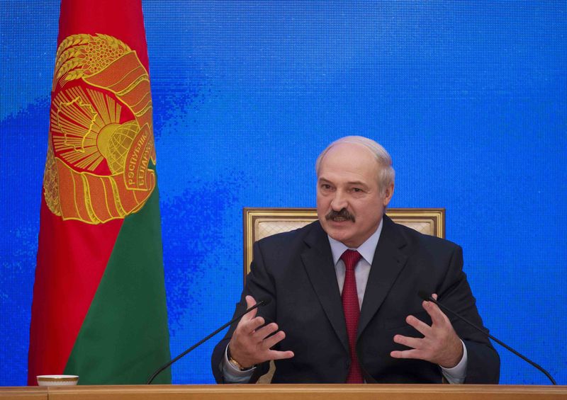 © Reuters. Belarussian President Lukashenko speaks during a news conference in Minsk