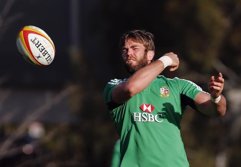 © Reuters. British and Irish Lions rugby team player Geoff Parling passes a ball during a training session in Melbourne