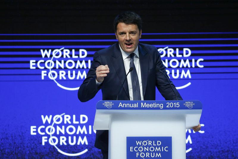 © Reuters. Italian Prime Minister Renzi addresses the Transformational Leadership event in the Swiss mountain resort of Davos