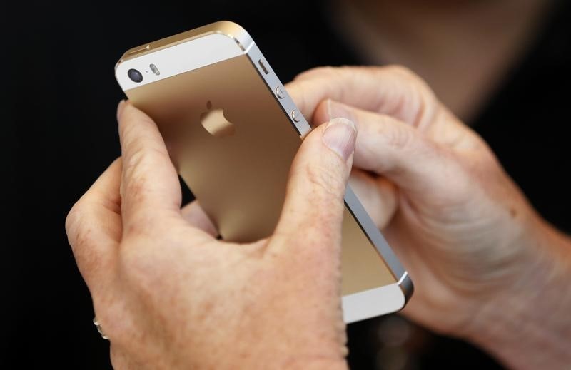 © Reuters. The gold colored version of the new iPhone 5S is seen after Apple Inc's media event in Cupertino
