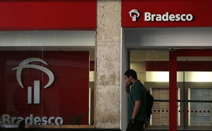 © Reuters. Homem passa por agência do Bradesco no centro do Rio de Janeiro