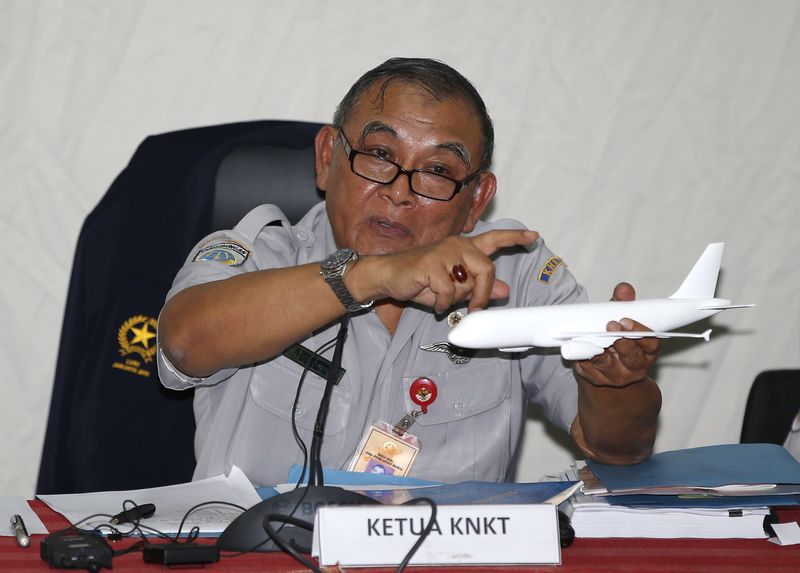 © Reuters. Tatang Kurniadi, chefe do Comitê Nacional de Segurança no Transporte, em entrevista coletiva em Jacarta