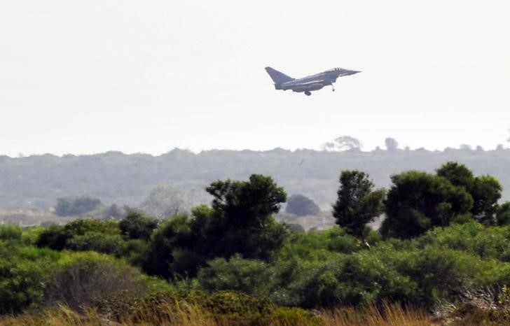 © Reuters. Caça Typhoon da Real Força Aérea britânica em Akrotiri, perto da cidade de Limassol