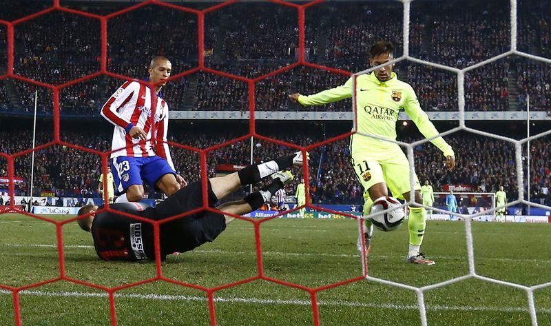 © Reuters. Barcelona's Neymar scores his second goal past Atletico Madrid's goalkeeper Oblak and Miranda during their Spanish King's Cup quarterfinal second leg soccer match in Madrid